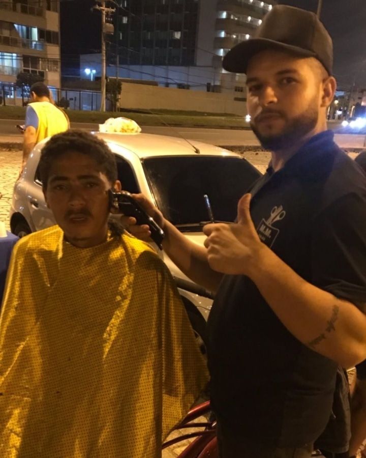 Barbeiro solidário dá banho de esperança em moradores em situação de rua