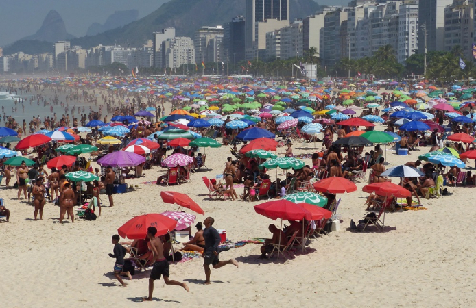 Movimentação intensa de banhistas na Praia de Copacabana, na zona sul da cidade do Rio de Janeiro
