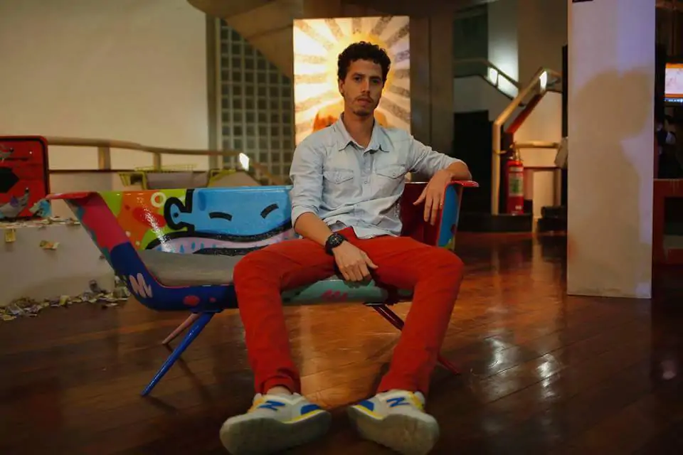 Artista transforma o lixo em obras de arte