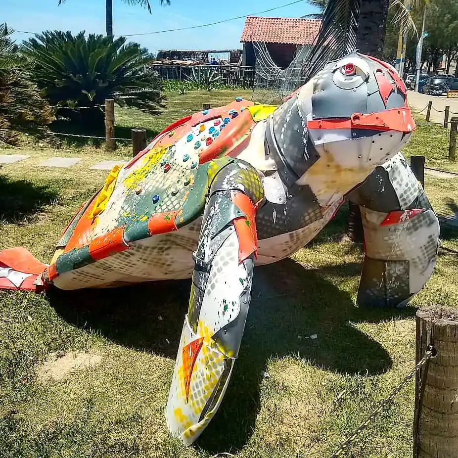 Artista transforma o lixo em obras de arte