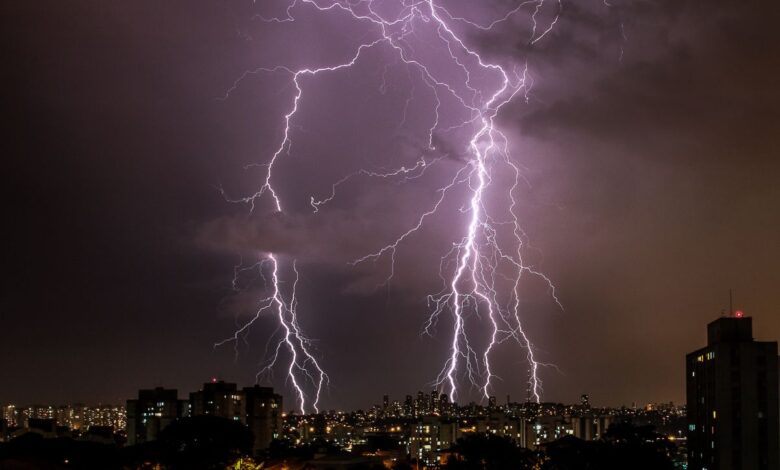 Raios e oscilação de energia: saiba como proteger os aparelhos da sua casa e empresa