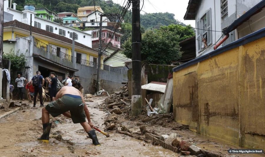 As fortes chuvas em Petrópolis, na região serrana do Rio de Janeiro, mataram pelo menos 66 pessoas, além de alagamentos e o desabamento de barreiras em vários pontos da cidade.