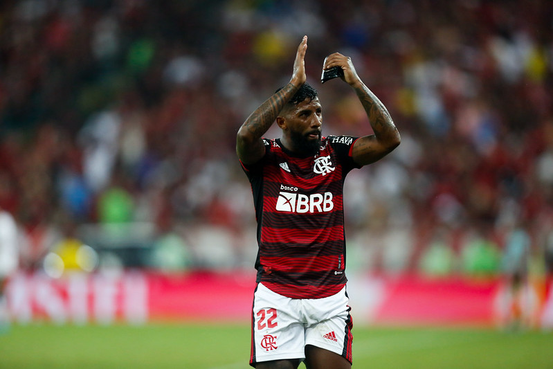 Em alta no Flamengo, Rodinei pode ser negociado com o Botafogo ou Internacional