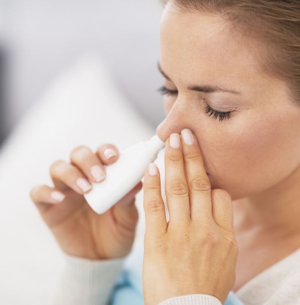 Gripes e resfriados geralmente deixam o nariz entupido, e quando isso acontece é um incômodo e tanto. Mas algo muito prático que pode ser feito em casa para aliviar os sintomas é a lavagem nasal, que ajuda a diminuir a inflamação das vias aéreas e a formação do muco que entope o nariz.