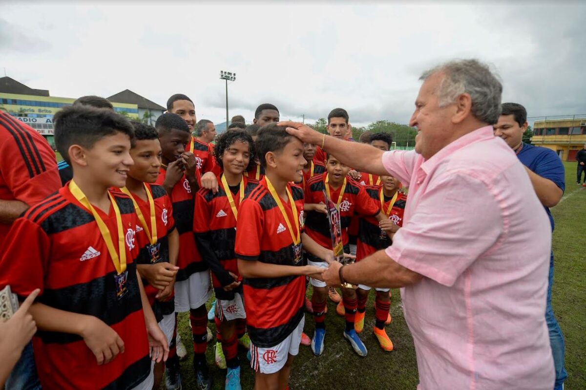 Ídolo Rubro-Negro e Presidente das Escolas Zico 10 entrega prêmio na Copa CFZ de Clubes pela primeira vez
