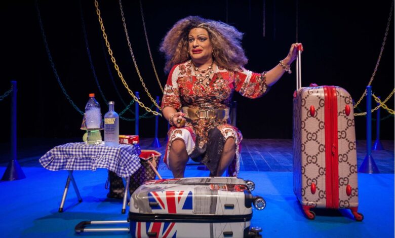 Sensação na internet, na TV e nos palcos, drag queen faz temporada com o monólogo, indicado ao Prêmio do Humor, no Teatro Candido Mendes