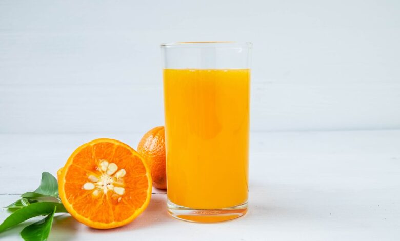 Suco de laranja ajuda a equilibrar a microbiota de pacientes obesos, pré-diabéticos e com resistência insulínica
