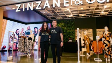 A Zinzane & Co é uma plataforma de experiência, comunicação e moda que reúne as seis marcas do Grupo, dentro de um único espaço com mais de 2 mil metros quadrados.