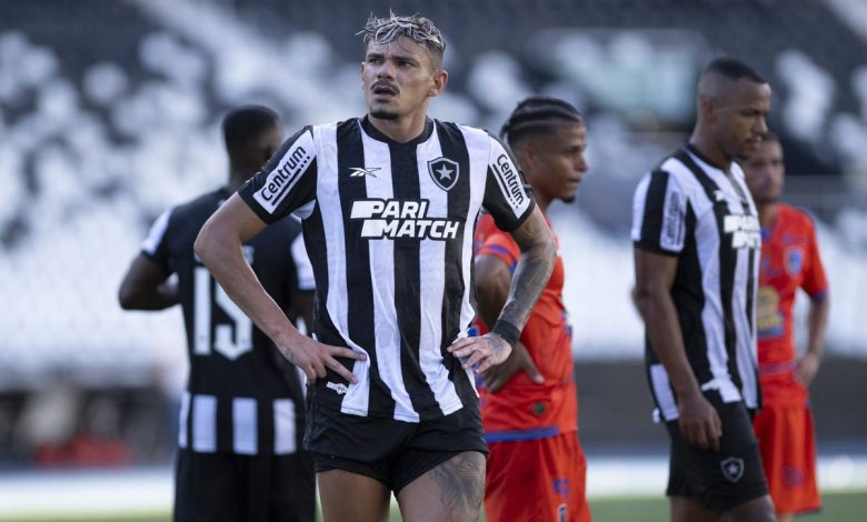 Botafogo vence e rebaixa Audax, mas Tiquinho passa em branco e é cornetado na internet