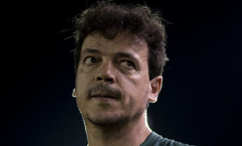Fernando Diniz esboça time titular e torcedores ficam na bronca com presença de zagueiro