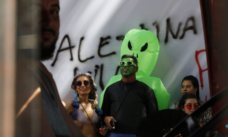 Multibloco desfila no carnaval de rua do Rio de Janeiro