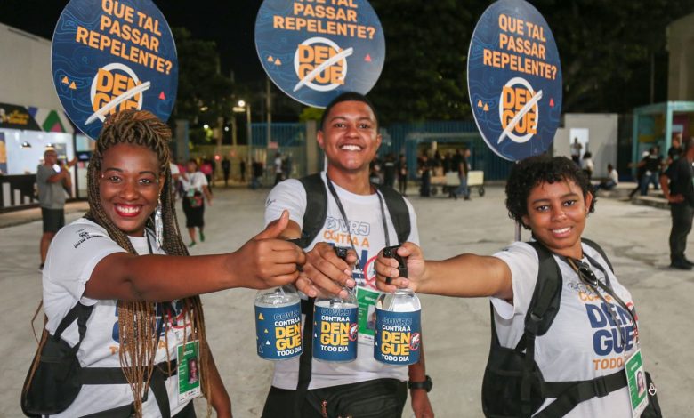 Rio: governo aplica repelente contra dengue em foliões, no Sambódromo