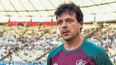 Torcida do Fluminense perde a paciência com Fernando Diniz após a derrota diante do Flamengo