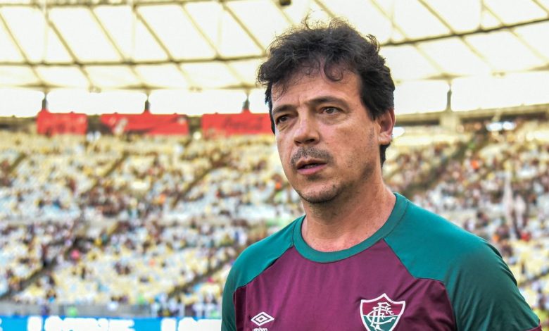 Torcida do Fluminense perde a paciência com Fernando Diniz após a derrota diante do Flamengo