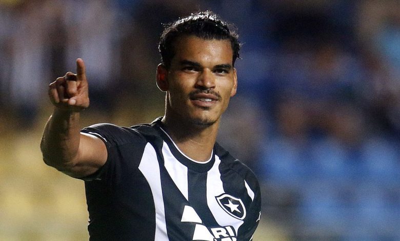 Corinthians abre conversa e Botafogo pode trocar Danilo Barbosa por atacante cobiçado por Textor