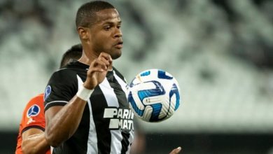 Júnior Santos, atacante do Botafogo, responde indireta de Juninho Capixaba: "Realmente"