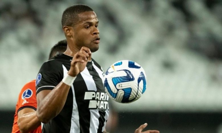 Júnior Santos, atacante do Botafogo, responde indireta de Juninho Capixaba: "Realmente"