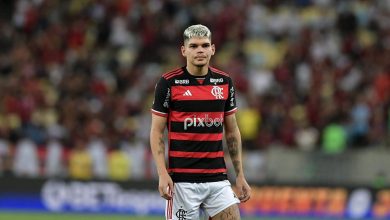 Ayrton Lucas sente lesão em partida do Flamengo