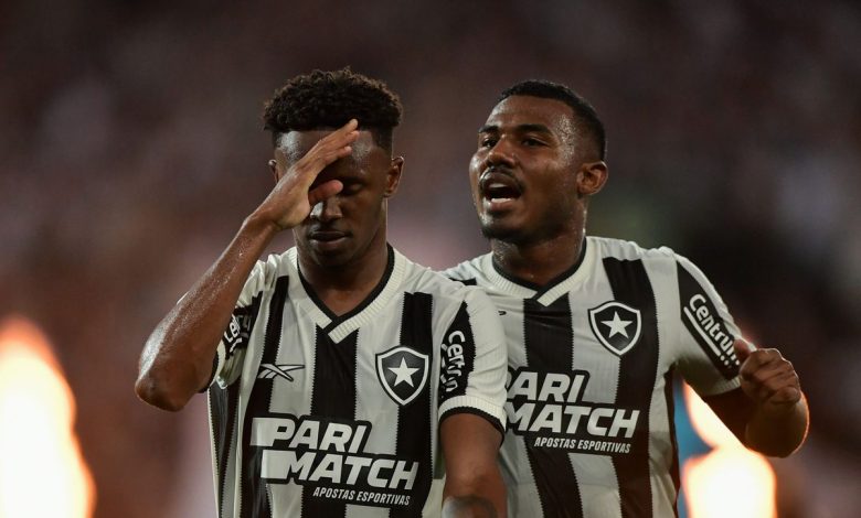 Em jogo intenso, Botafogo perde no final, e torcida reclama de gol anulado por impedimento polêmico
