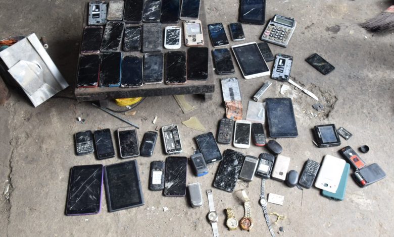 Em operação com a PM, Seop apreende 44 celulares e revólver em ferros-velhos clandestinos, na Zona Norte - Prefeitura da Cidade do Rio de Janeiro