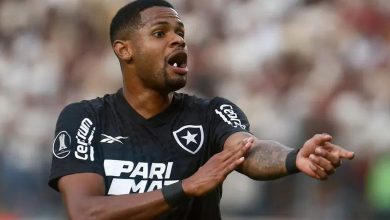 Foi pênalti? Torcida do Botafogo reclama de árbitro após lance em vitória contra o Universitario; veja vídeo