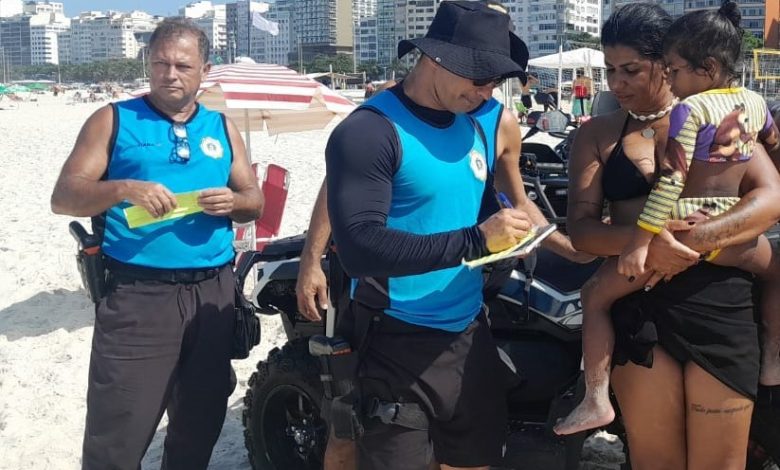 Guarda Municipal ajuda criança perdida a reencontrar os pais, na Praia de Copacabana - Prefeitura da Cidade do Rio de Janeiro