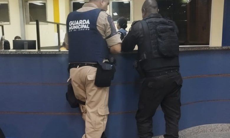 Guardas municipais da Ronda Maria da Penha prendem homem que mantinha ex-mulher em cárcere privado - Prefeitura da Cidade do Rio de Janeiro