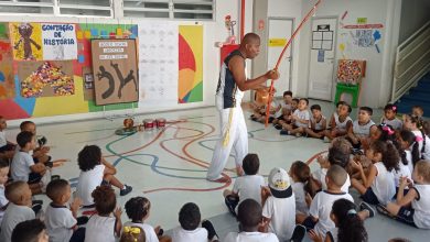 No mês da abolição da escravatura, guarda municipal combate o racismo com palestras e aulas de capoeira - Prefeitura da Cidade do Rio de Janeiro