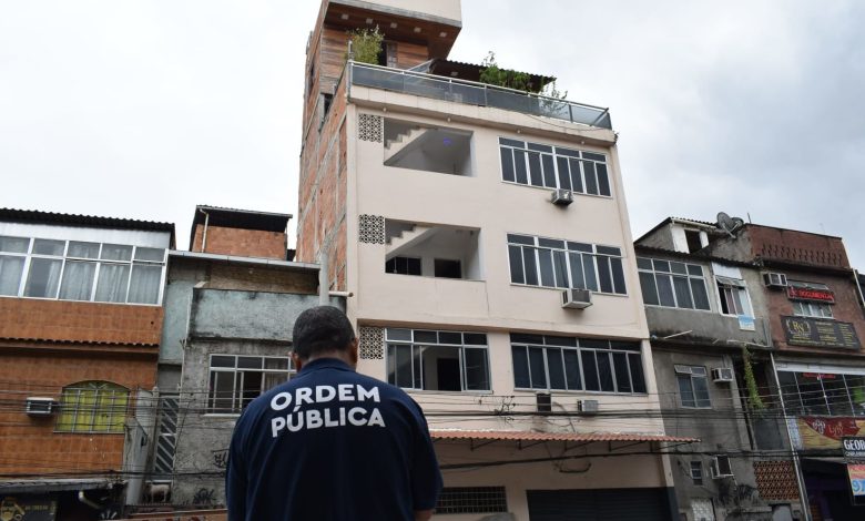 Prédio de sete andares no Irajá e 14 construções irregulares na Ilha do Governador foram demolidos - Prefeitura da Cidade do Rio de Janeiro