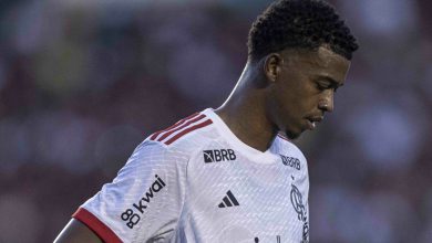 Tite tranquiliza Carlinhos e destaca que conta com o jogador no Flamengo mesmo diante da pouca oportunidade que vem tendo