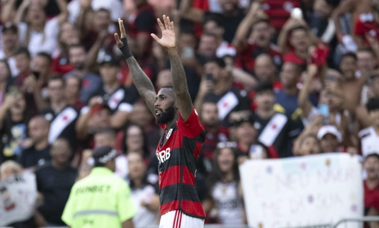 Torcida do Vasco não esquece do Flamengo em São Januário e canta: “Sábado é guerra”