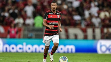 VAR decide marcar falta de De La Cruz e cria polêmica no jogo do Flamengo