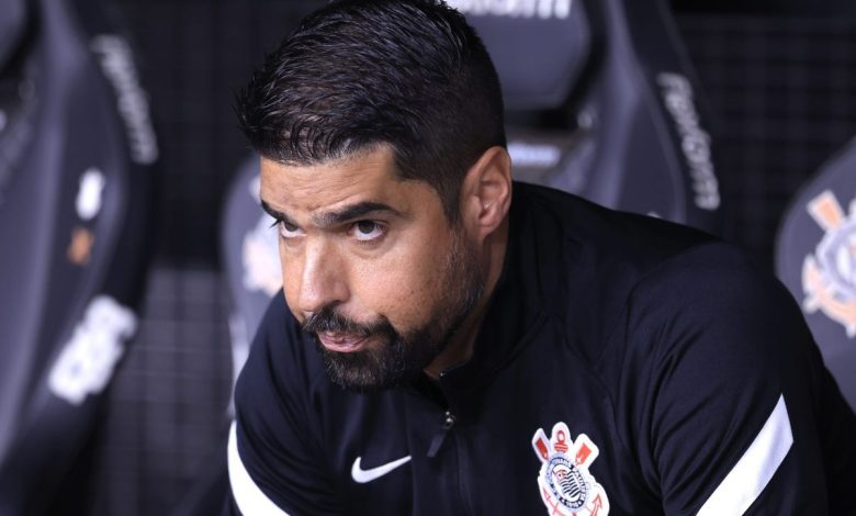 António Oliveira vê superioridade do Corinthians contra Botafogo