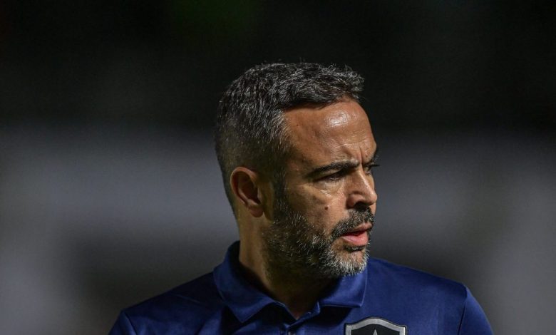 Arthur Jorge reclama da atuação do VAR em Vasco x Botafogo: ”não pode passar impune”