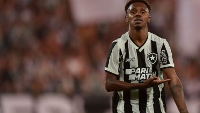 Emprestado ao Botafogo, Jeffinho pode ficar até um mês longe dos gramados