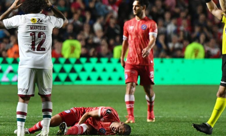 Jogador do Argentino Juniors se recupera de lesão envolvendo Marcelo, e lateral do Fluminense comemora; veja vídeo