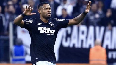 Júnior Santos ‘rouba a cena’ em jogo inspirado do Botafogo