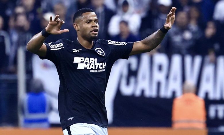 Júnior Santos ‘rouba a cena’ em jogo inspirado do Botafogo