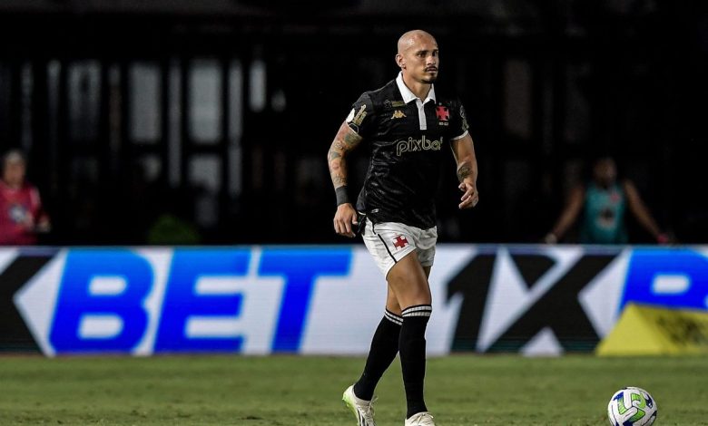 Maicon é vaiado pelo torcedor do Vasco em jogo contra o São Paulo