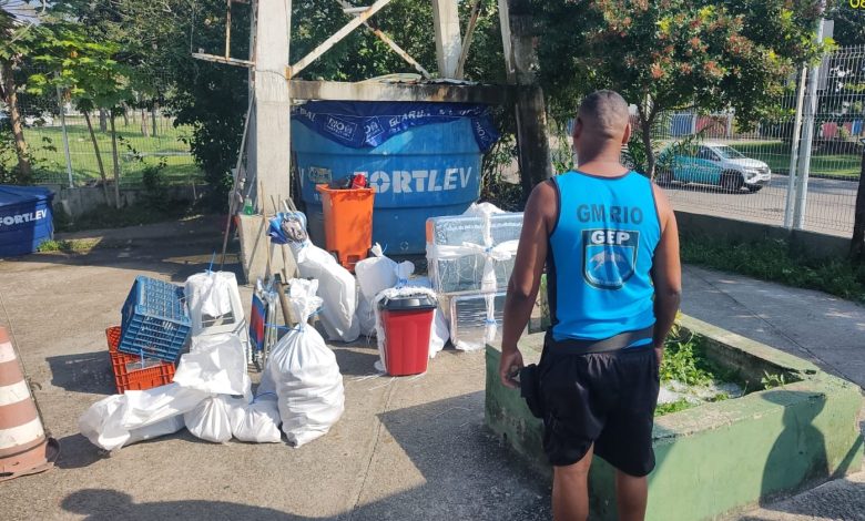 Quase 200 materiais abandonados são apreendidos pela Guarda Municipal na Barra da Tijuca - Prefeitura da Cidade do Rio de Janeiro