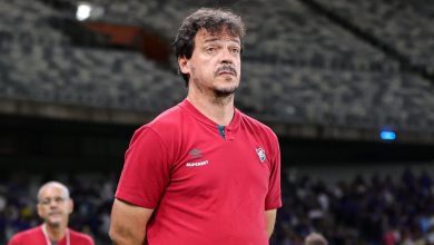 Torcedores param jogadores do Fluminense em protesto no CT