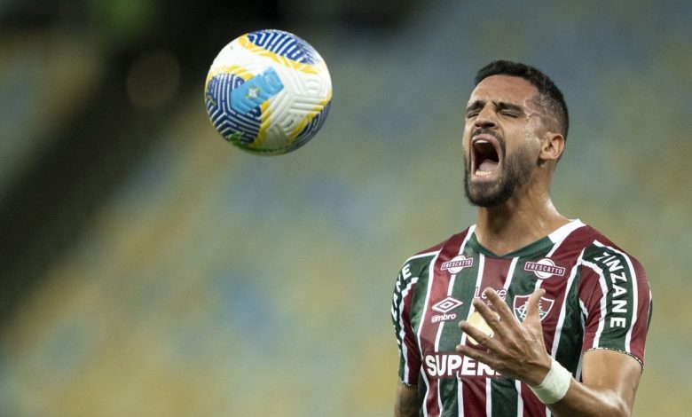 Torcida do Fluminense critica o desempenho de Renato Augusto