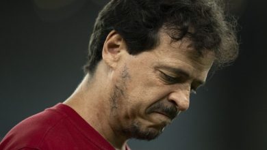 Torcida do Fluminense faz pressão por demissão de Diniz