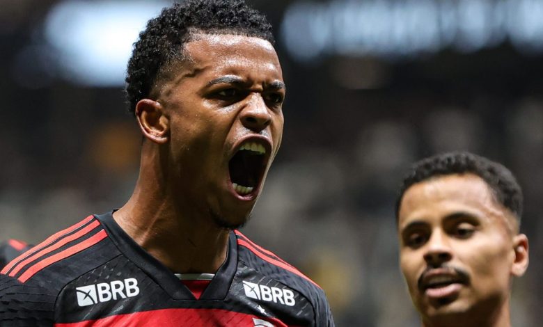 Carlinhos decide e Flamengo supera o Vitória pelo Brasileirão; confira as notas