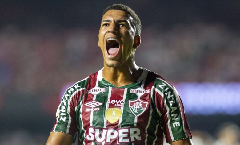 Kauã Elias é exaltado pela torcida do Fluminense