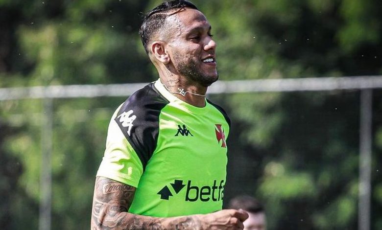 Payet joga? Com Souza relacionado, Vasco divulga a lista de jogadores para enfrentar o Grêmio