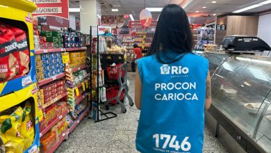 Procon Carioca descarta mais de 100 quilos de produtos impróprios em ações no Centro, Tijuca e Vila Valqueire - Prefeitura da Cidade do Rio de Janeiro