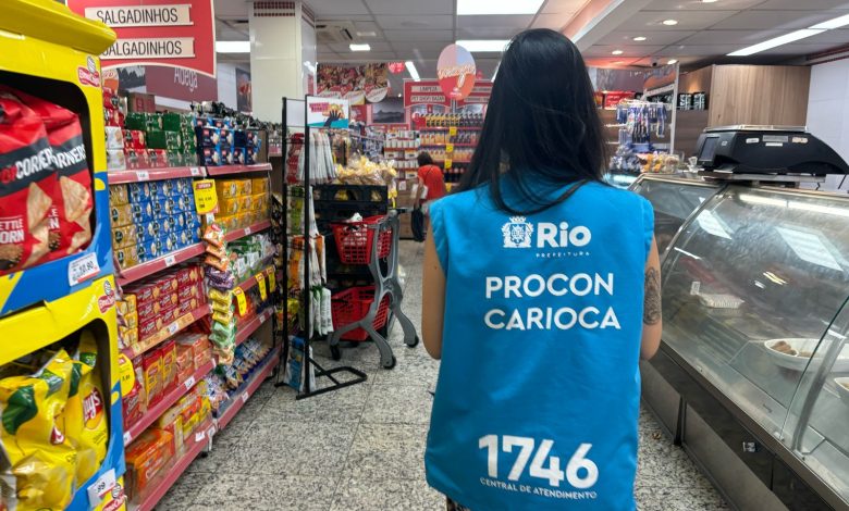 Procon Carioca descarta mais de 100 quilos de produtos impróprios em ações no Centro, Tijuca e Vila Valqueire - Prefeitura da Cidade do Rio de Janeiro