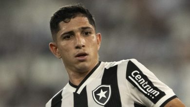 Savarino recebe convite para sair, mas Botafogo garante permanência