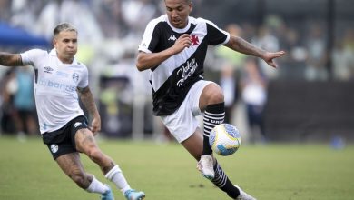 Torcedores de Vasco e Grêmio reclamam do gramado da Arena Condá